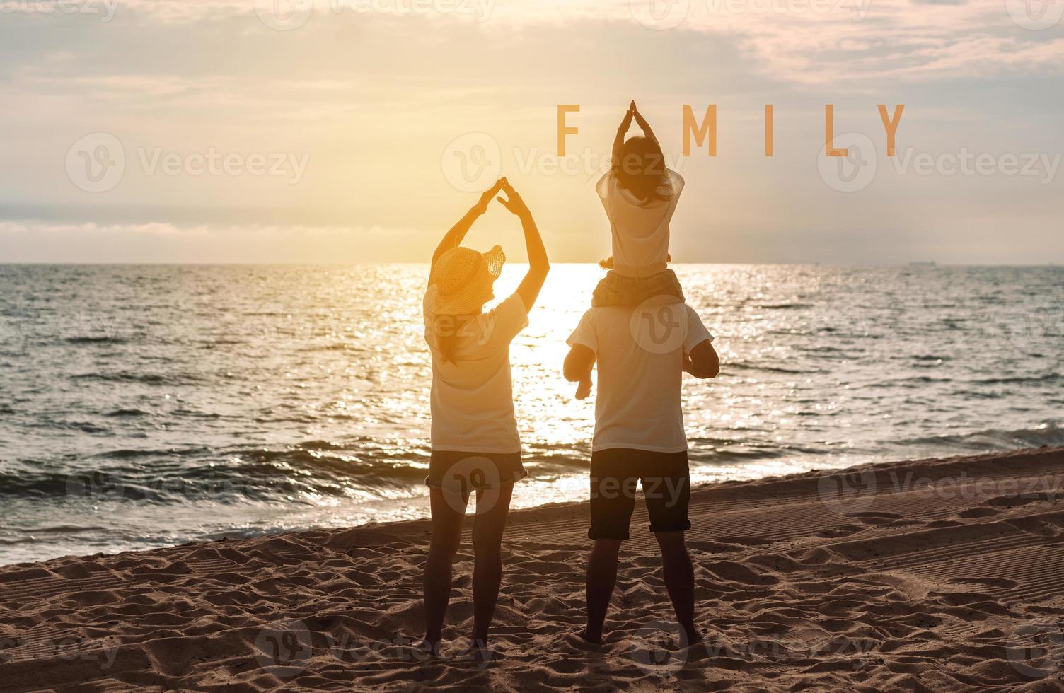 contento asiatico famiglia godere il mare spiaggia a consistente padre, madre e figlia avendo divertimento giocando spiaggia nel estate vacanza su il oceano spiaggia. contento famiglia con vacanze tempo stile di vita concetto. foto