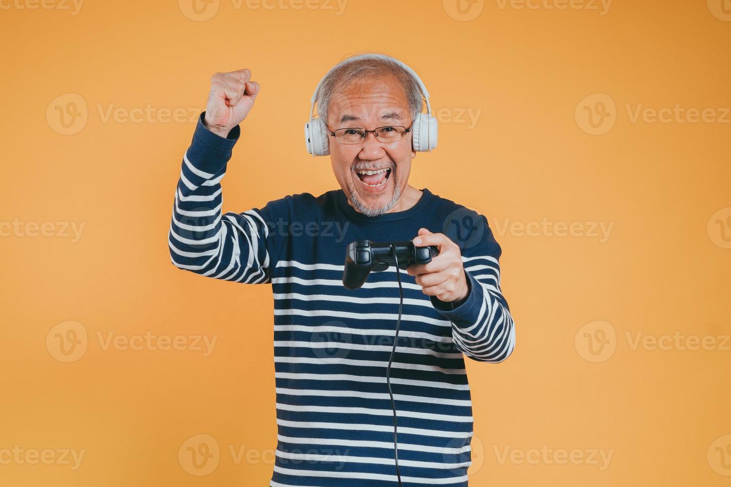 asiatico anziano più vecchio uomo famiglia avendo divertimento godendo giocare video gioco divertente video. felicità stile di vita su la pensione concetti. foto