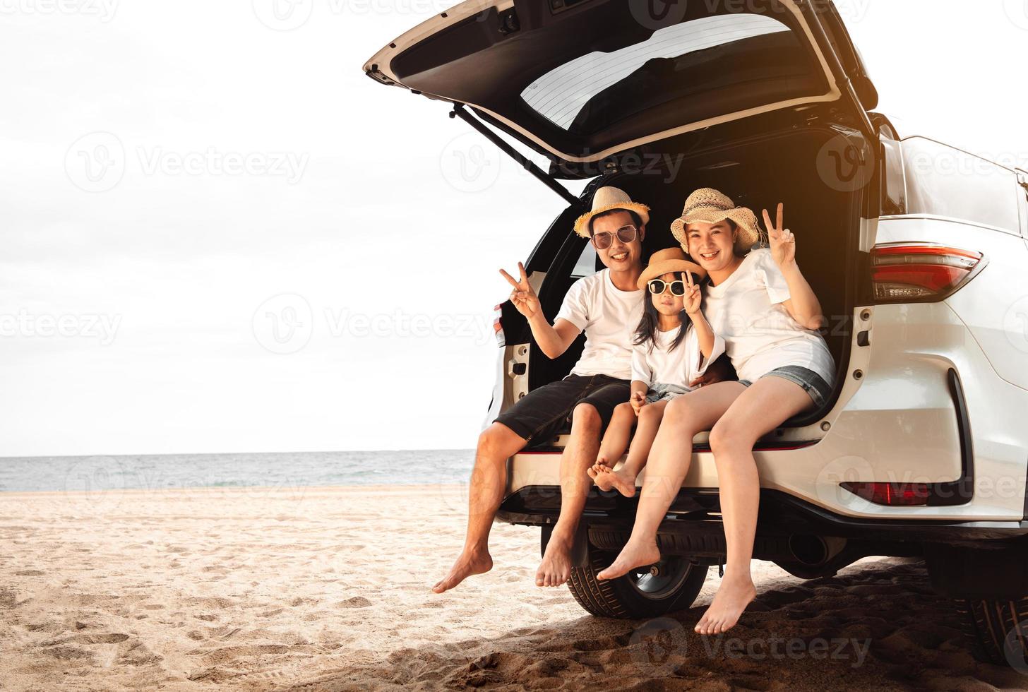 famiglia con auto viaggio guida strada viaggio estate vacanza nel auto nel il tramonto, papà, mamma e figlia contento in viaggio godere vacanze e rilassamento insieme ottenere il atmosfera e partire per destinazione foto