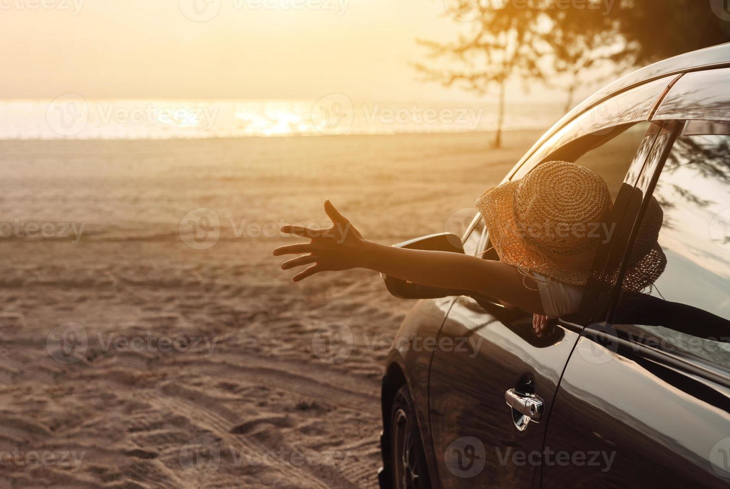 hatchback auto viaggio guida strada viaggio di donna estate vacanza nel auto a tramonto, ragazze contento in viaggio godere vacanze e rilassamento con amici insieme ottenere il atmosfera e partire per destinazione foto