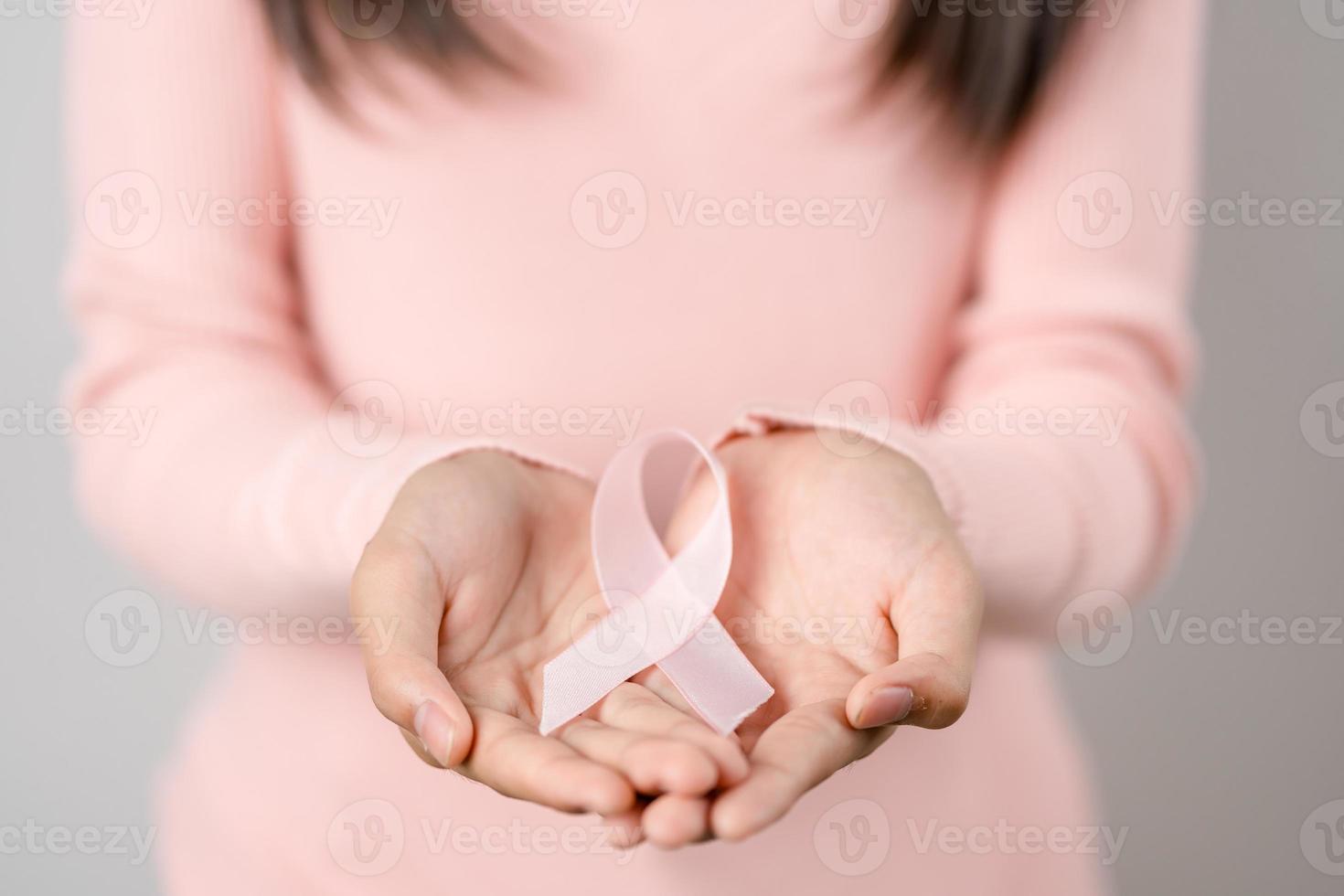 donna mani Tenere rosa nastro, Seno cancro consapevolezza, mondo cancro giorno, nazionale cancro sopravvissuto giorno nel febbraio concetto. foto