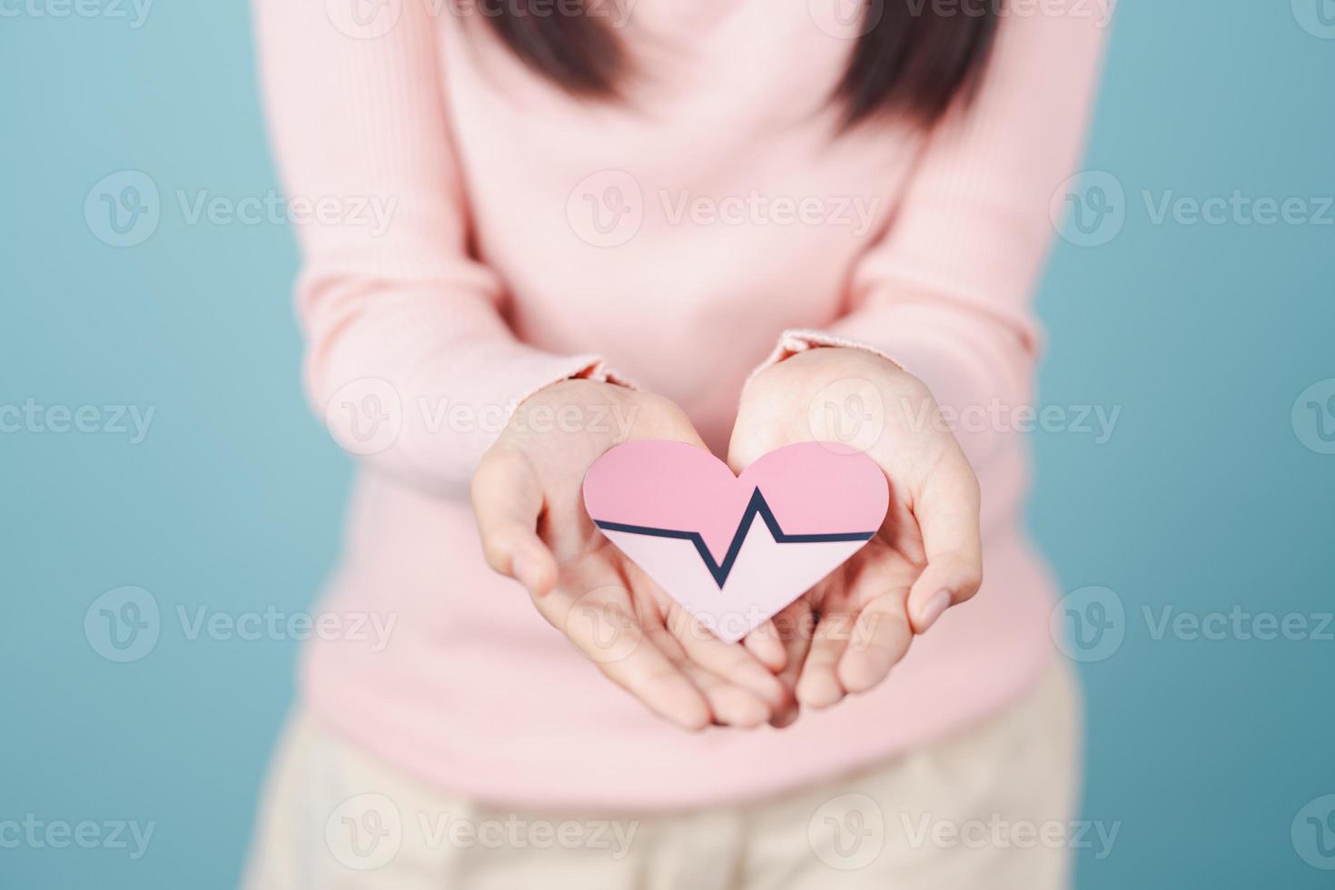 donna Tenere cuore anatomia carta tagliare, cuore attacco, cuore patologia, femmina con Salute cura e salutare femminile, mondo cuore giorno concetto. foto