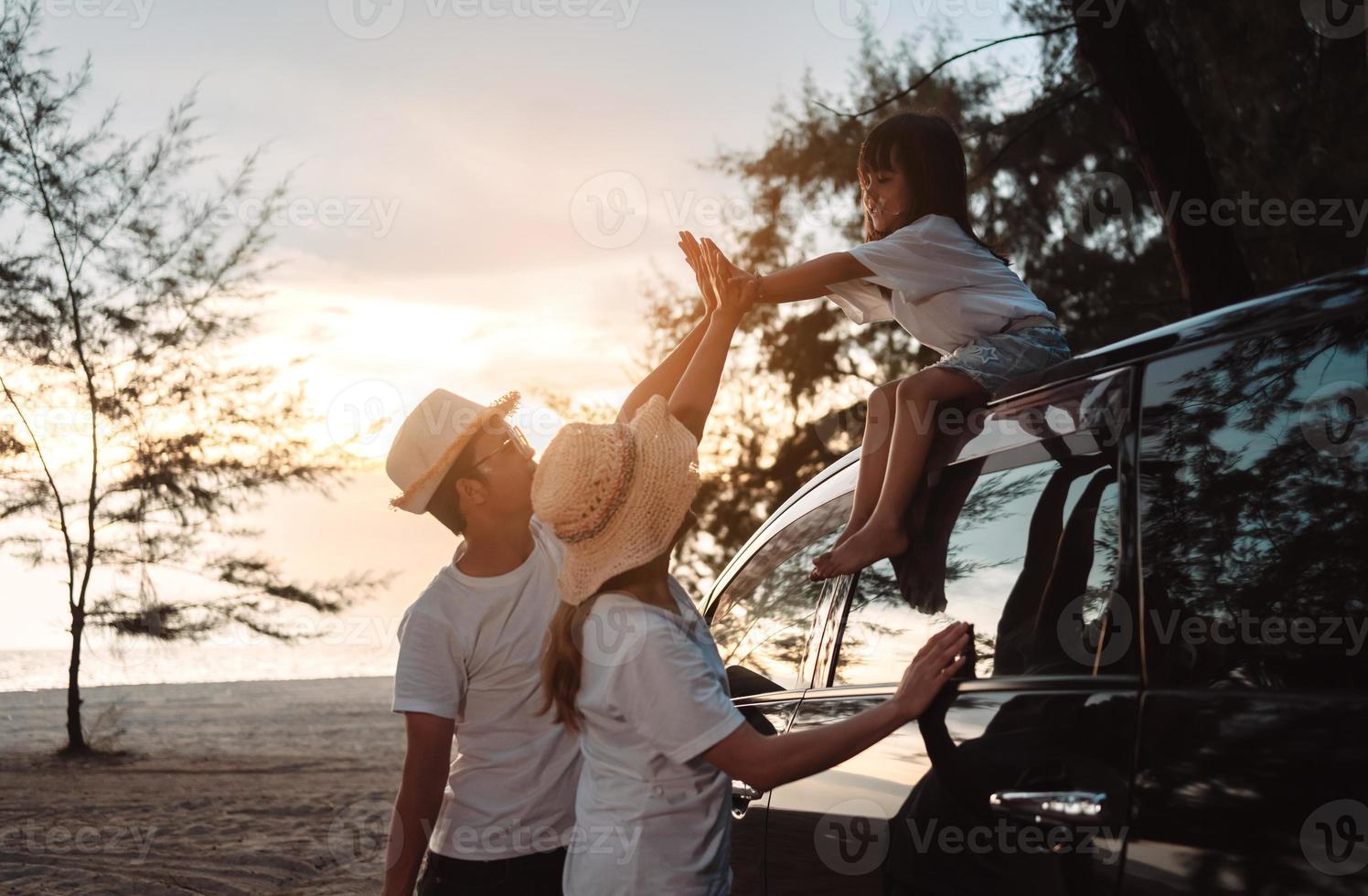 famiglia con auto viaggio guida strada viaggio estate vacanza nel auto nel il tramonto, papà, mamma e figlia contento in viaggio godere vacanze e rilassamento insieme ottenere il atmosfera e partire per destinazione foto