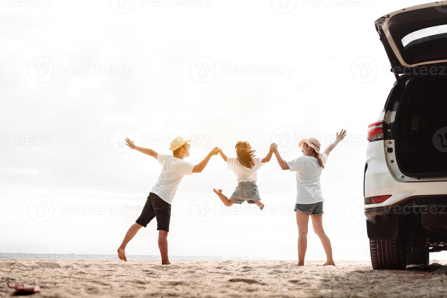 famiglia viaggio auto strada viaggio concetto. estate vacanza nel auto nel il tramonto, papà, mamma e figlia contento in viaggio godere e rilassamento insieme guida nel vacanze, persone, stile di vita con mezzi di trasporto foto