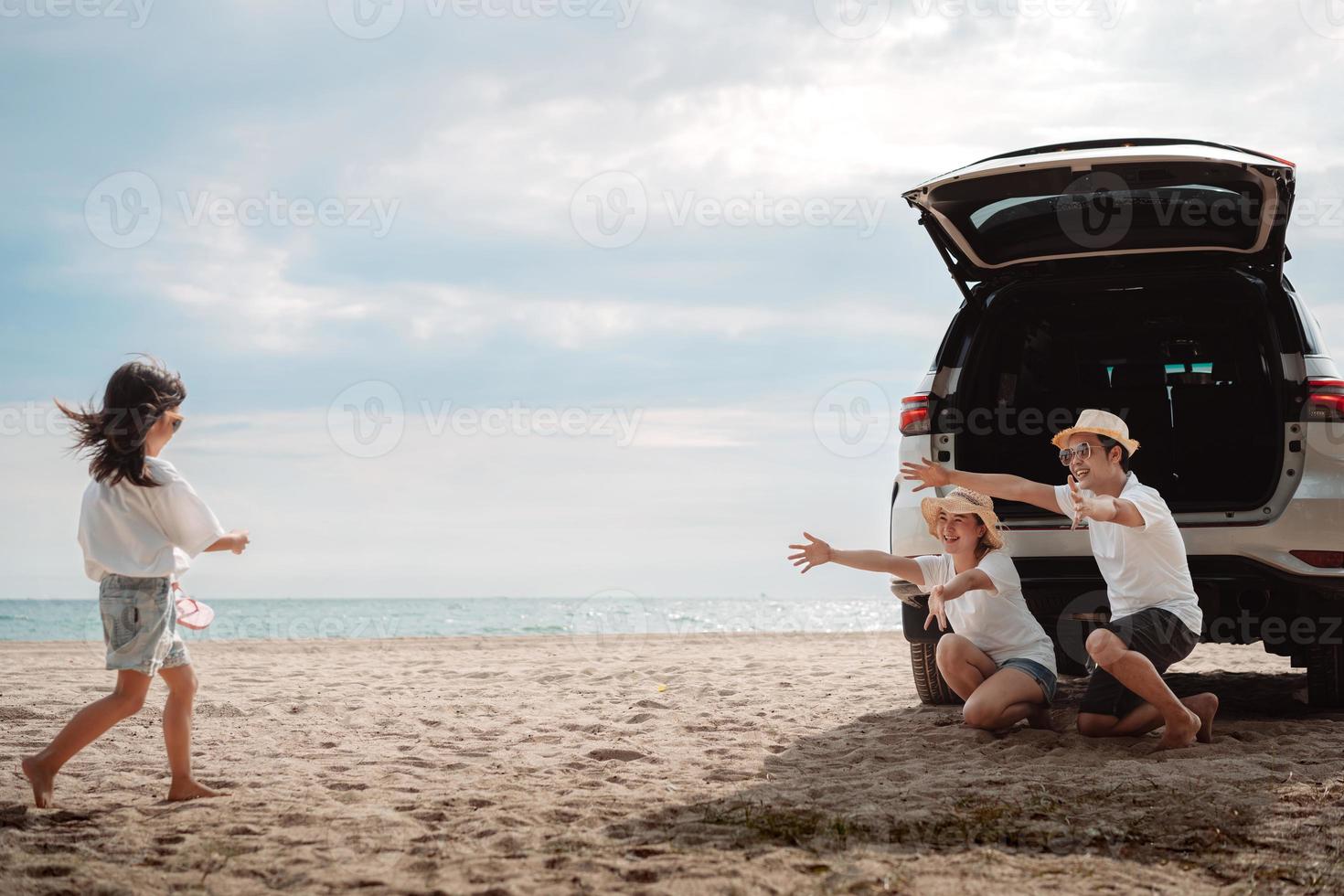 famiglia viaggio auto strada viaggio concetto. estate vacanza nel auto nel il tramonto, papà, mamma e figlia contento in viaggio godere e rilassamento insieme guida nel vacanze, persone, stile di vita con mezzi di trasporto foto