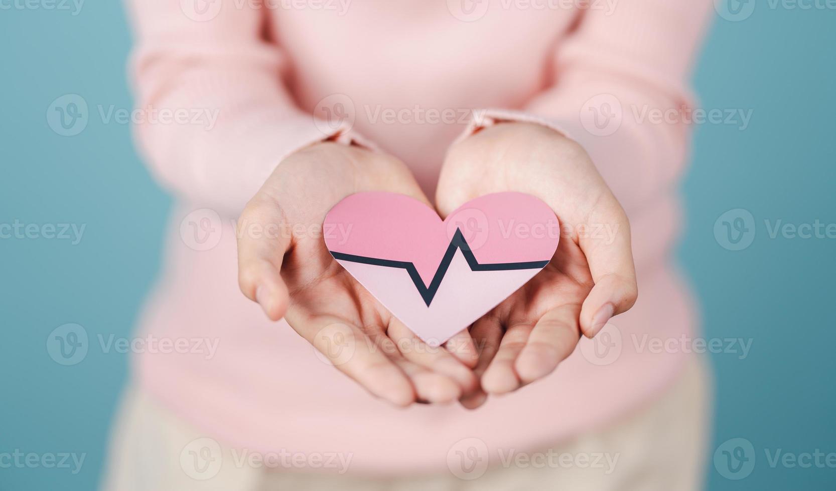 donna Tenere cuore anatomia carta tagliare, cuore attacco, cuore patologia, femmina con Salute cura e salutare femminile, mondo cuore giorno concetto. foto