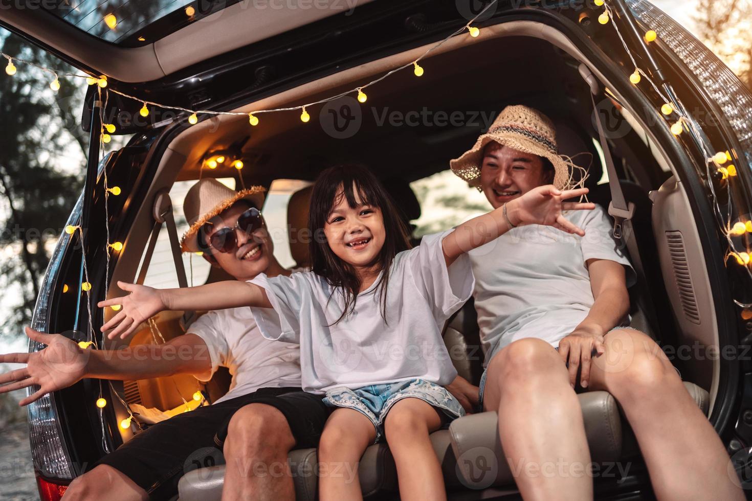 contento famiglia con auto viaggio e campeggio strada viaggio. estate vacanza nel auto nel il tramonto, papà, mamma e figlia contento in viaggio godere insieme guida nel vacanze, persone stile di vita cavalcata di automobile. foto