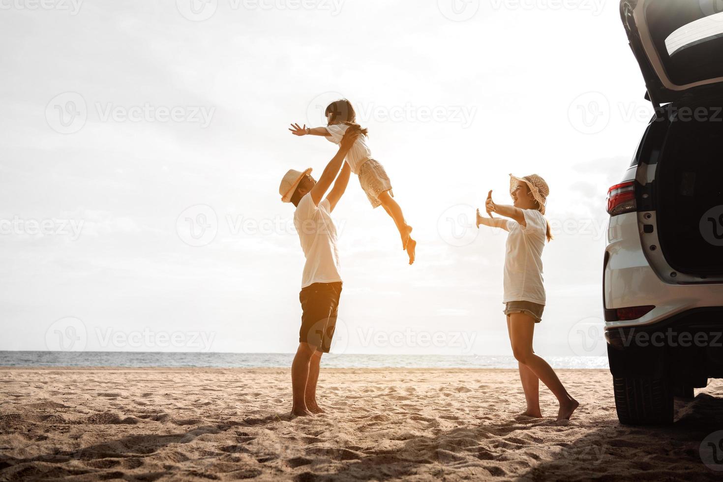 contento famiglia con auto viaggio strada viaggio. estate vacanza nel auto nel il tramonto, papà, mamma e figlia contento in viaggio godere insieme guida nel vacanze, persone stile di vita cavalcata di automobile. foto