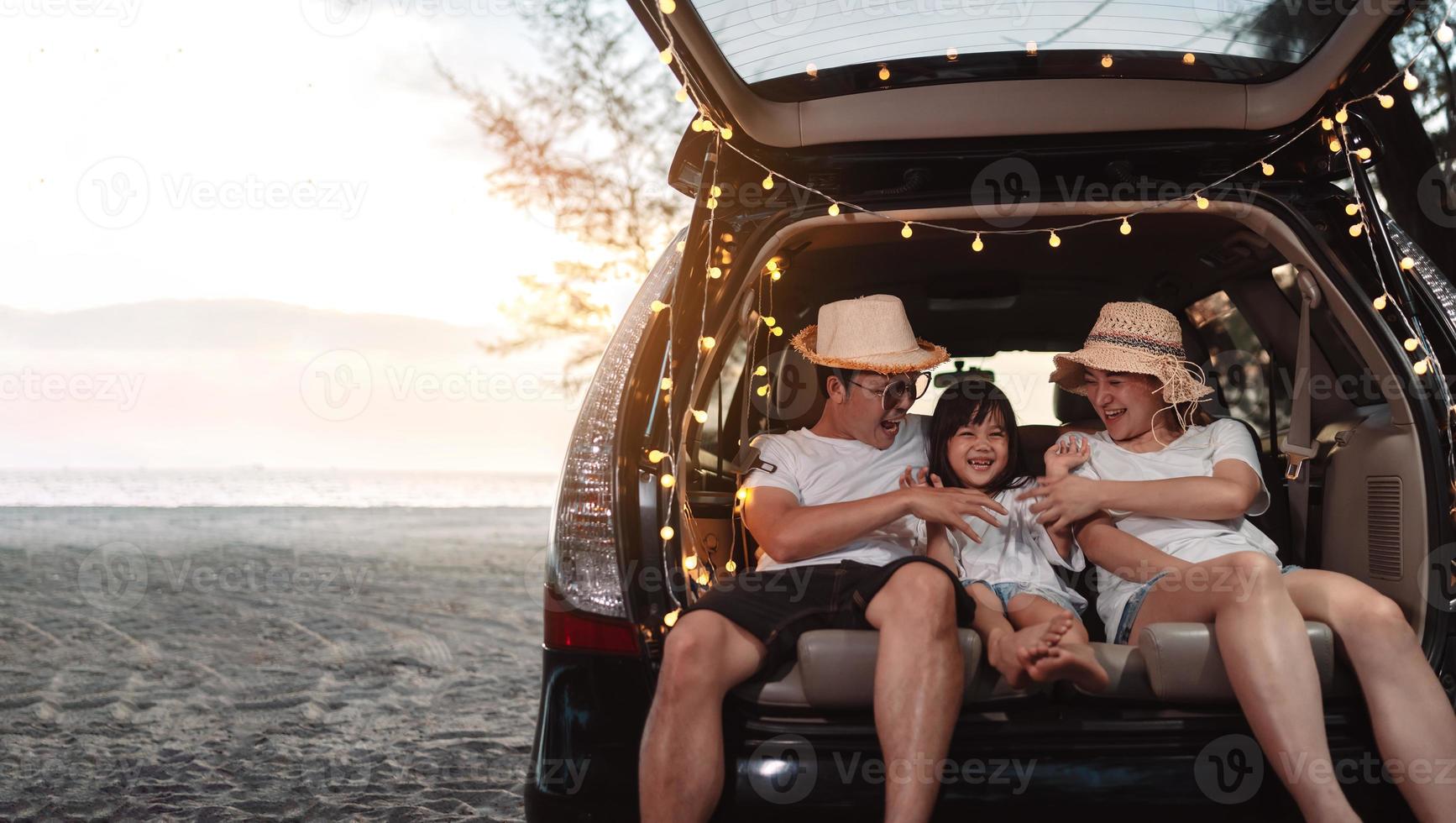 contento famiglia con auto viaggio e campeggio strada viaggio. estate vacanza nel auto nel il tramonto, papà, mamma e figlia contento in viaggio godere insieme guida nel vacanze, persone stile di vita cavalcata di automobile. foto