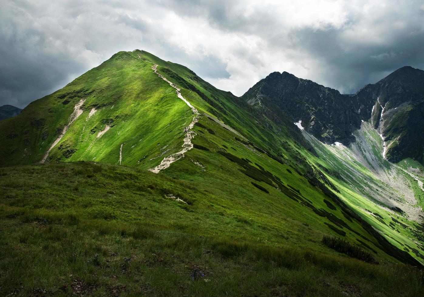 montagne verdi e cielo tempestoso foto