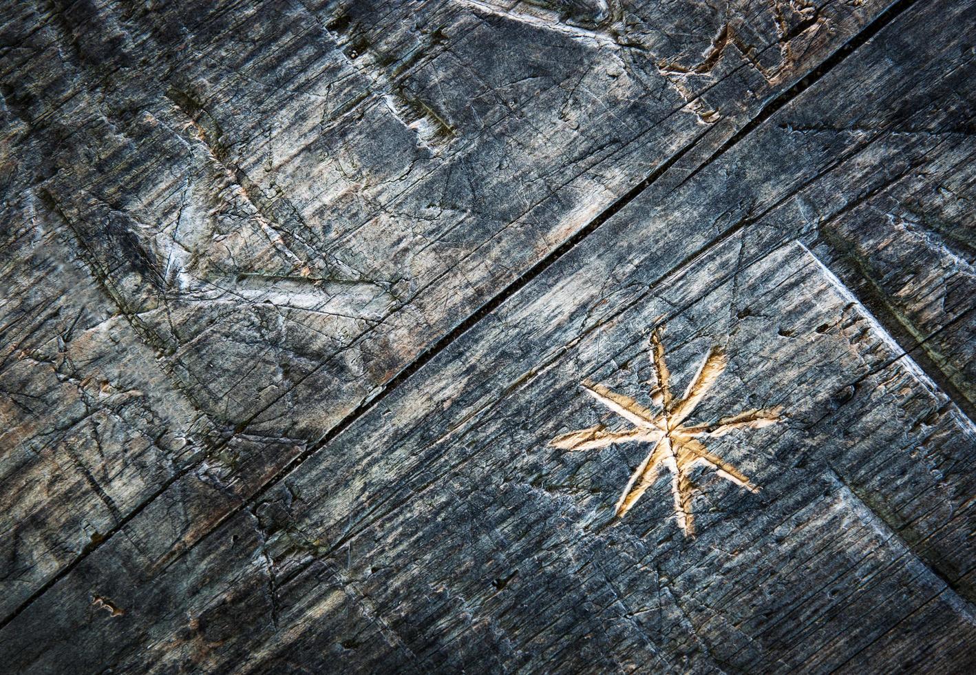 stella scolpita in legno vecchio foto