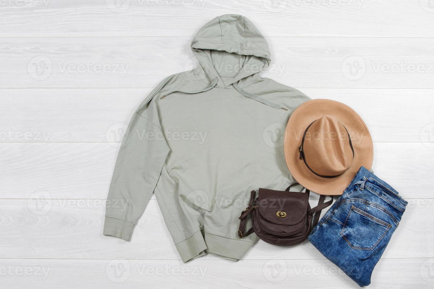 felpa modello. modello vuoto cachi felpa con cappuccio camicia superiore Visualizza su bianca di legno sfondo. inverno attrezzatura su legna pavimento. donna moda Abiti. primavera Guarda di oggi. femmina jeans, Borsa Accessori foto