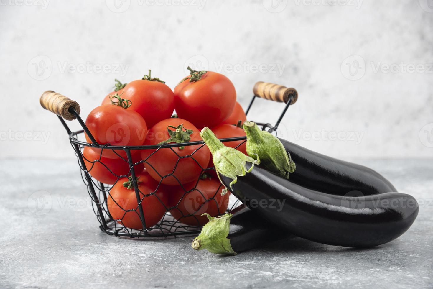 verdure fresche mature poste su un tavolo di pietra foto