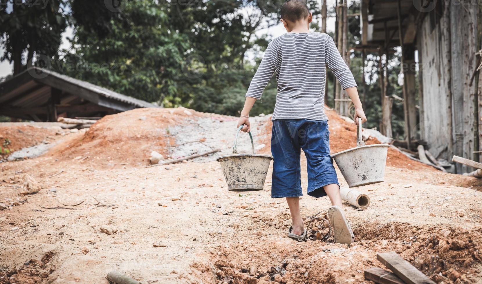 bambini poveri che lavorano in cantiere contro il lavoro minorile, i bambini devono lavorare a causa della povertà, giornata mondiale contro il lavoro minorile e il concetto di tratta. foto