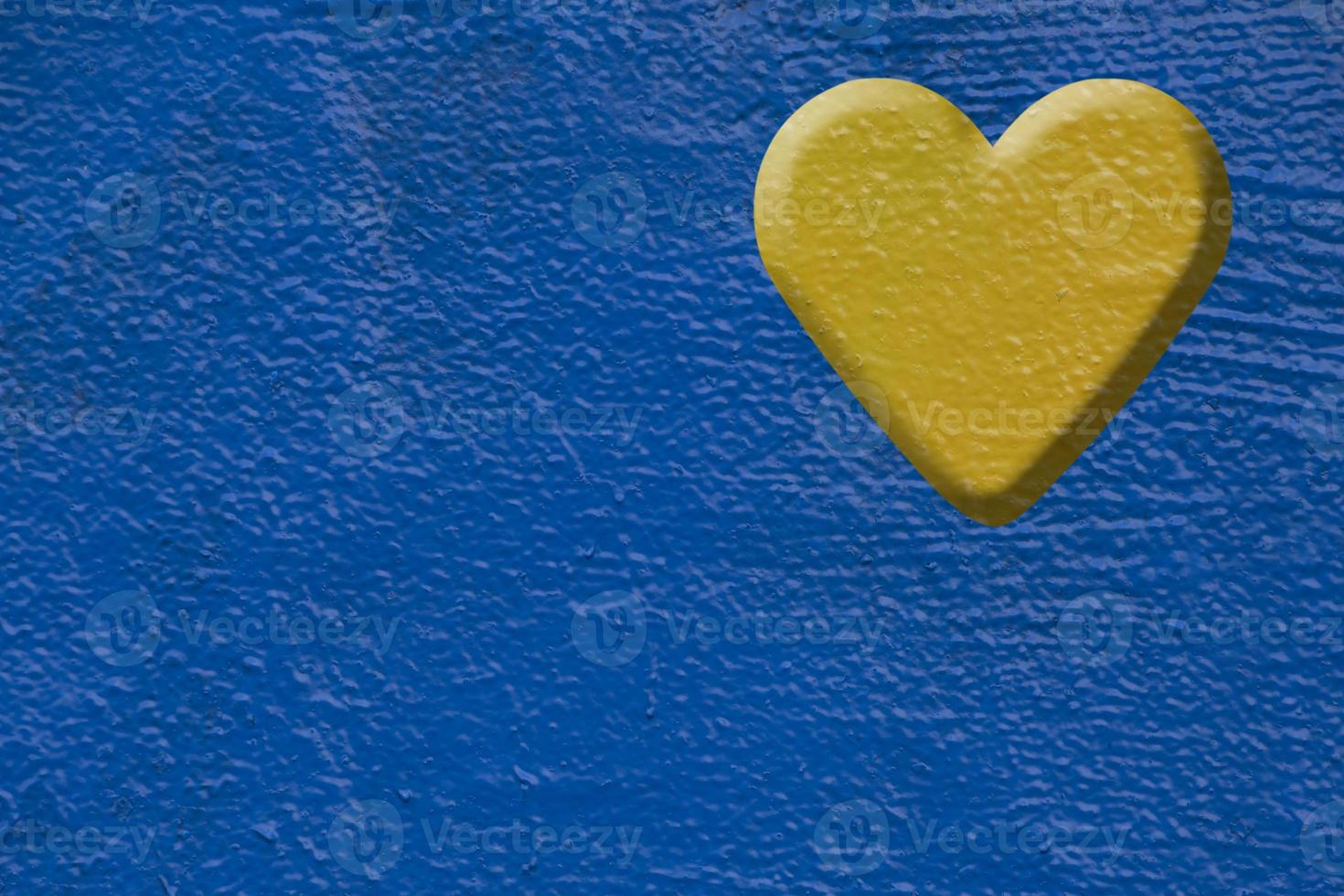 blu dipinto parete con giallo cuore foto