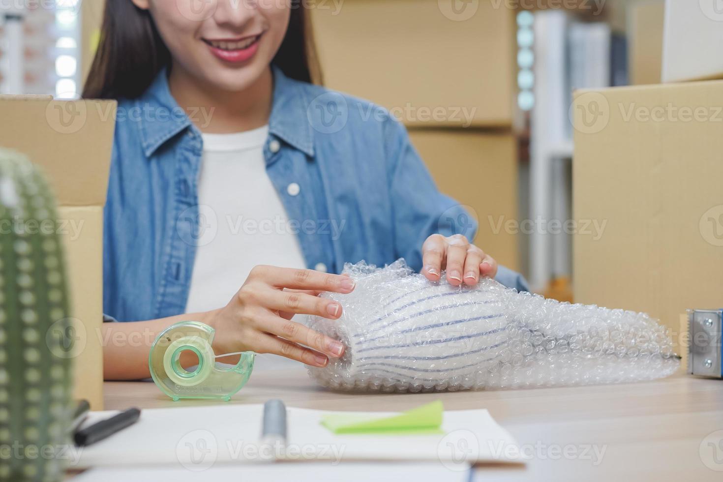 piccolo attività commerciale imprenditore me, mano di donna proprietario Imballaggio Prodotto, controllo pacco prima in cartone scatola dopo ricevere ordine a partire dal cliente, Lavorando a casa ufficio. mercante in linea, e-commerce. foto