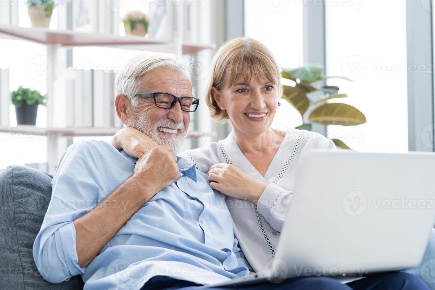 contento anziano coppia, anziano famiglia, caucasici maturo, adulto amante e pensionato uomo, donna utilizzando il computer portatile computer shopping in linea, lettura notizia su divano a casa insieme. marito e moglie stile di vita. foto