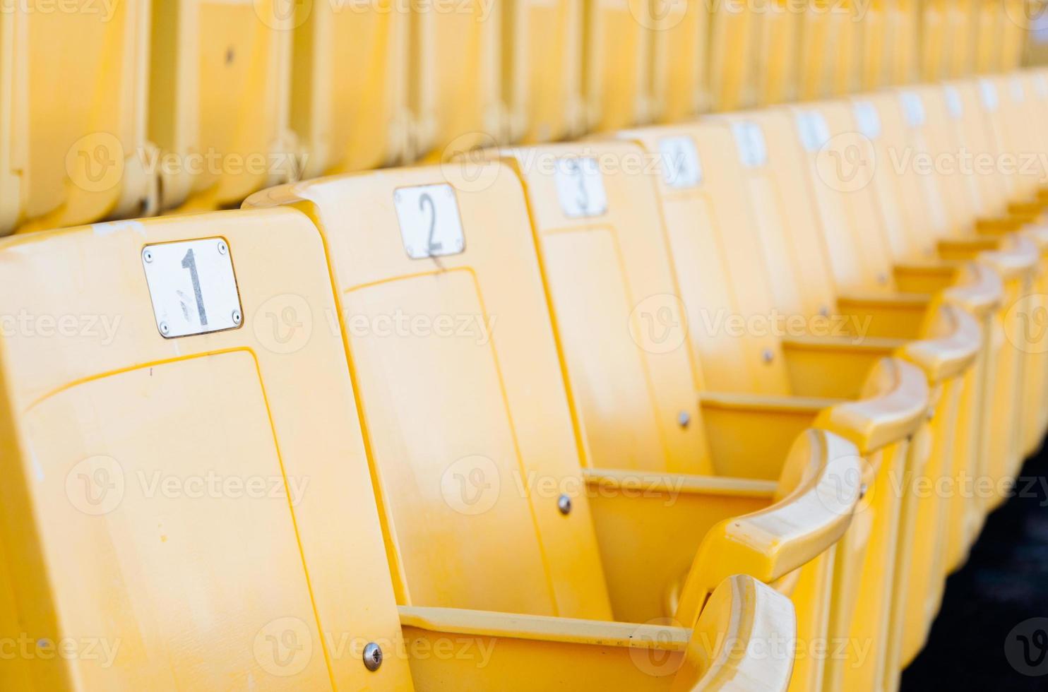 vuoto giallo posti a sedere a stadio, righe di posto a sedere su un' calcio stadio, selezionare messa a fuoco foto