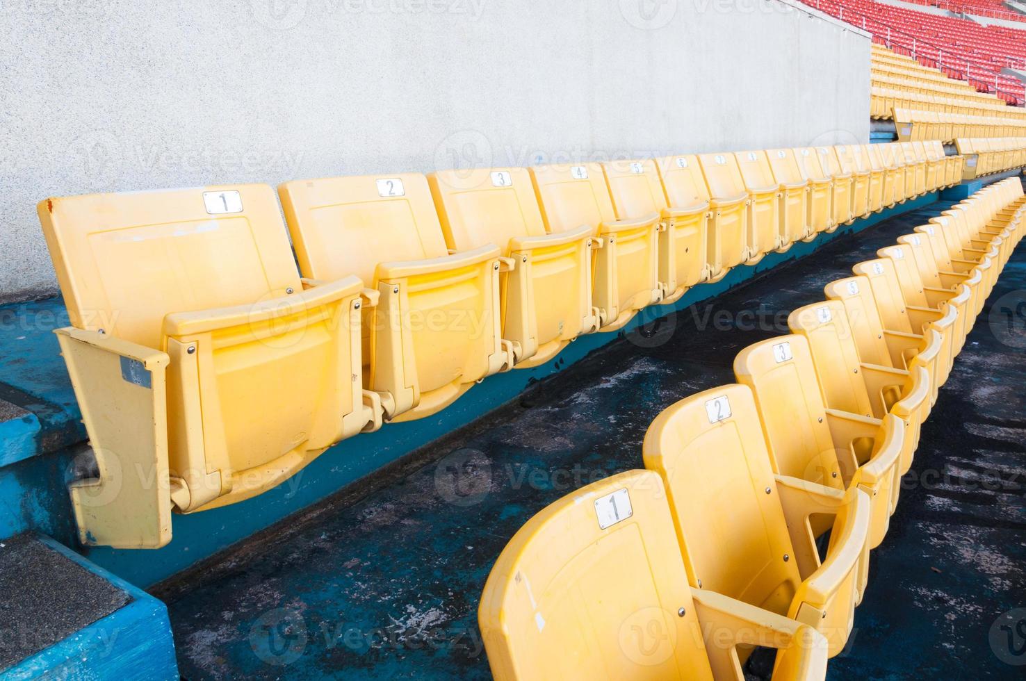 vuoto giallo posti a sedere a stadio, righe di posto a sedere su un' calcio stadio, selezionare messa a fuoco foto