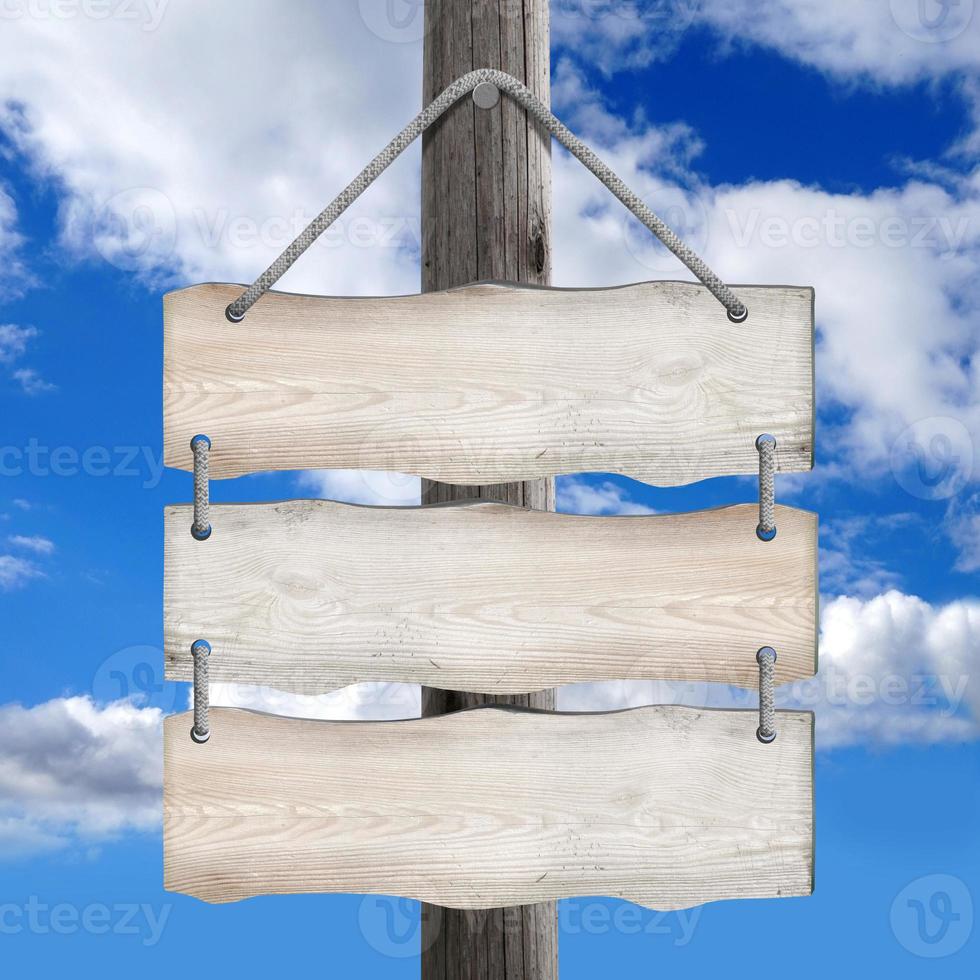tre tavole sospeso su inviare su corde con cielo nel sfondo foto