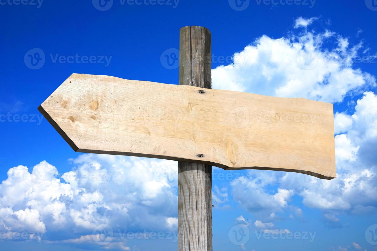 di legno cartello stradale con uno chiaro freccia, cielo con nuvole nel sfondo foto