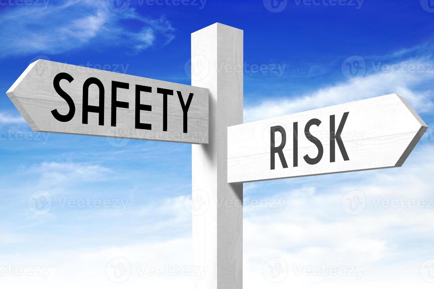 rischio, sicurezza - di legno cartello stradale con Due frecce e cielo nel sfondo foto