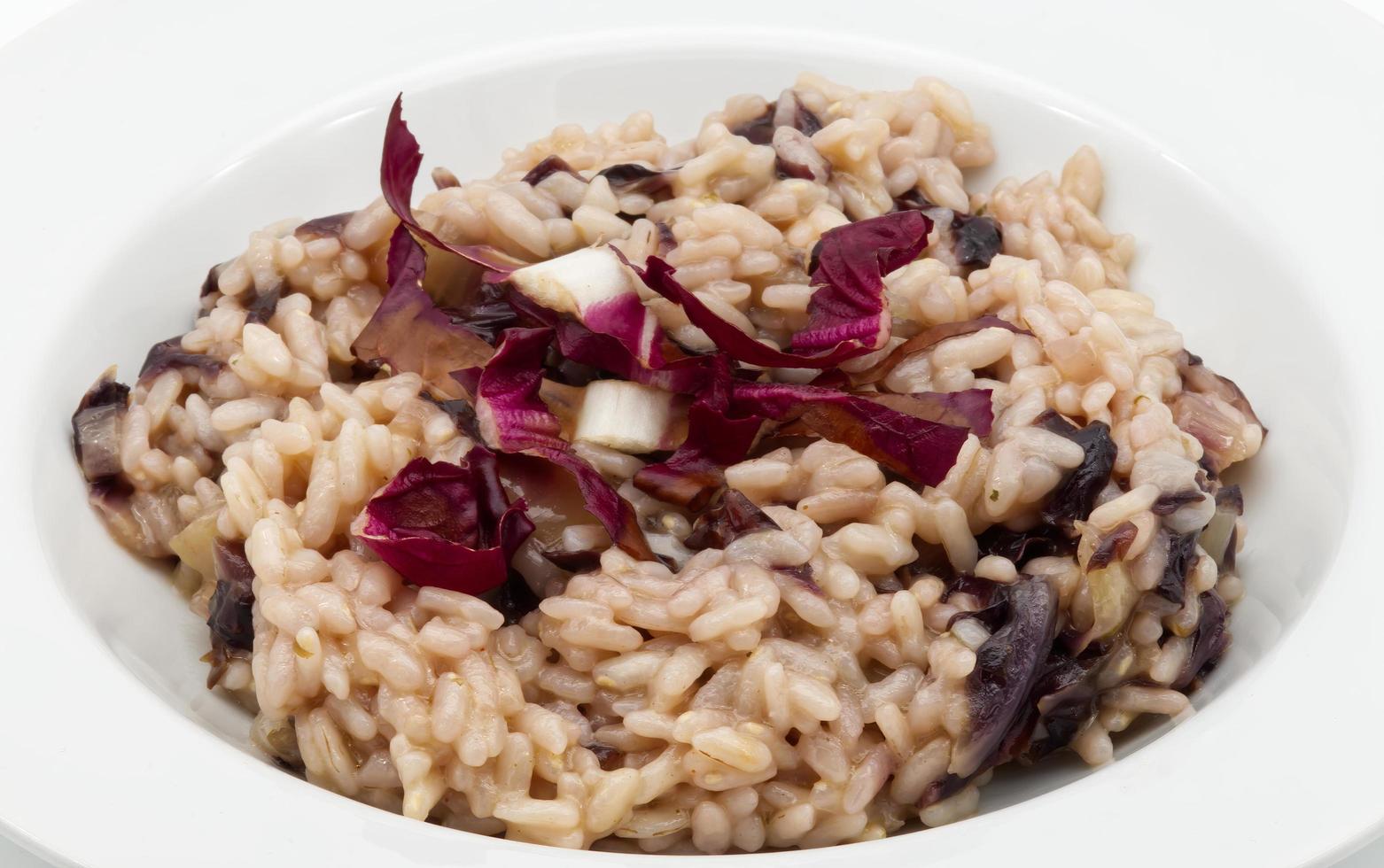 italiano risotto al radicchio rosso, risotto con rosso radicchio nel un' bianca piatto foto