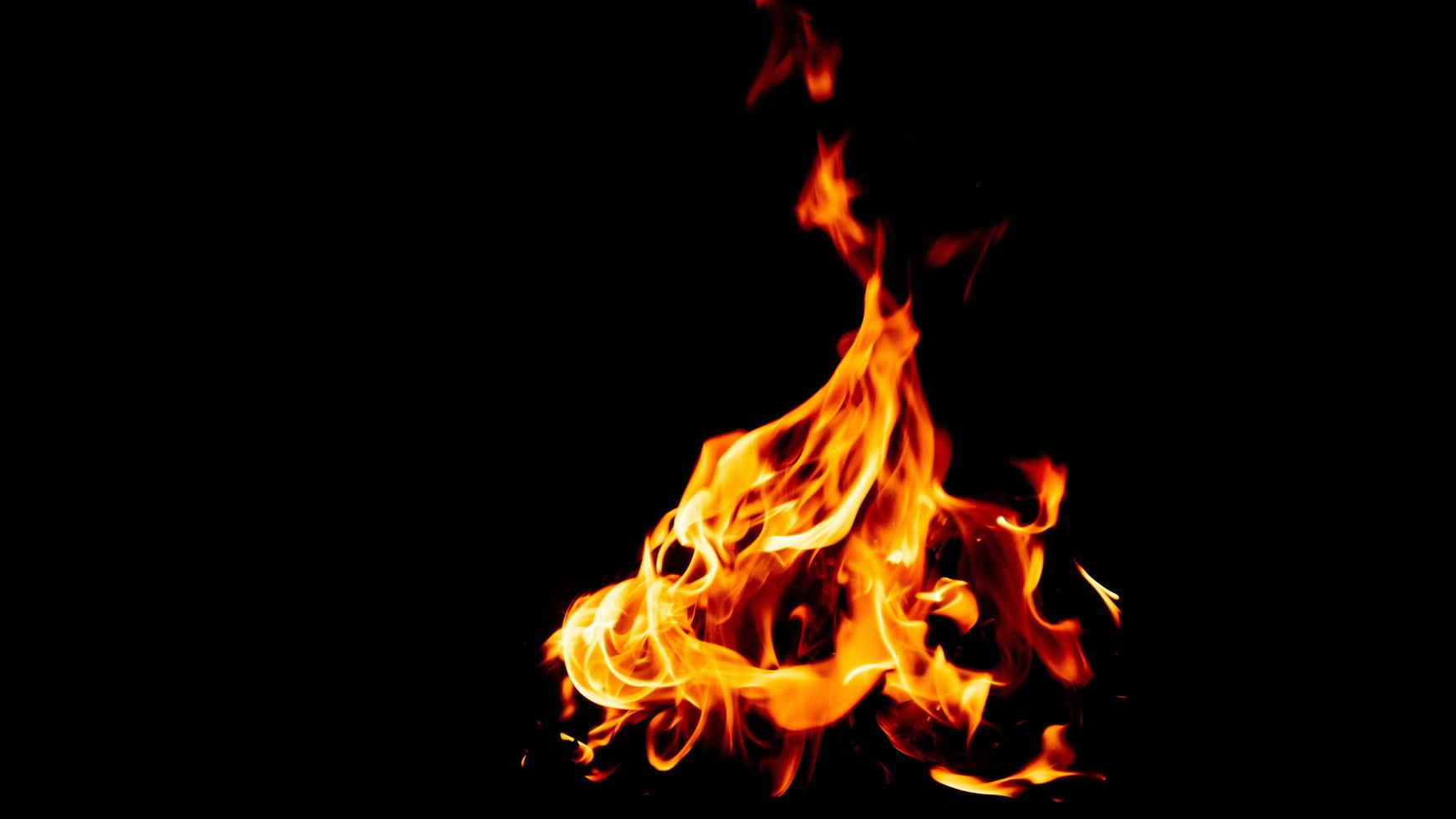 ardente fuoco su un' nero sfondo foto