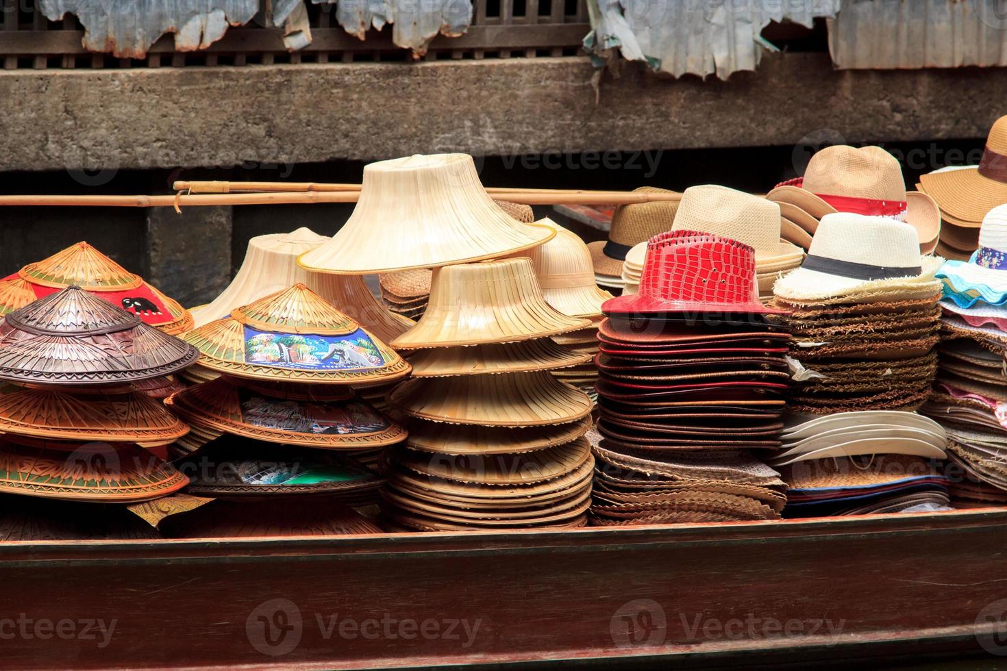 Barche vendita cappelli - fatto a mano tessitura - damnoen saduak galleggiante mercato è un' popolare turista destinazione quello europei e Cinese piace per viaggio con il tradizionale modo di vita di il abitanti del villaggio. foto