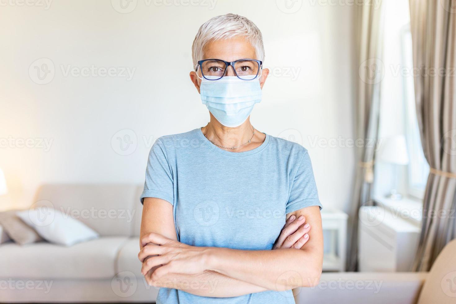 anziano donna nel respiratorio maschera. mascherato donna sembra a telecamera. freddo, influenza, virus, tonsillite, respiratorio patologia, quarantena, epidemico concetto. foto