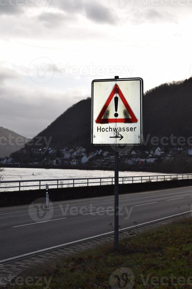 alluvione avvertimento cartello foto