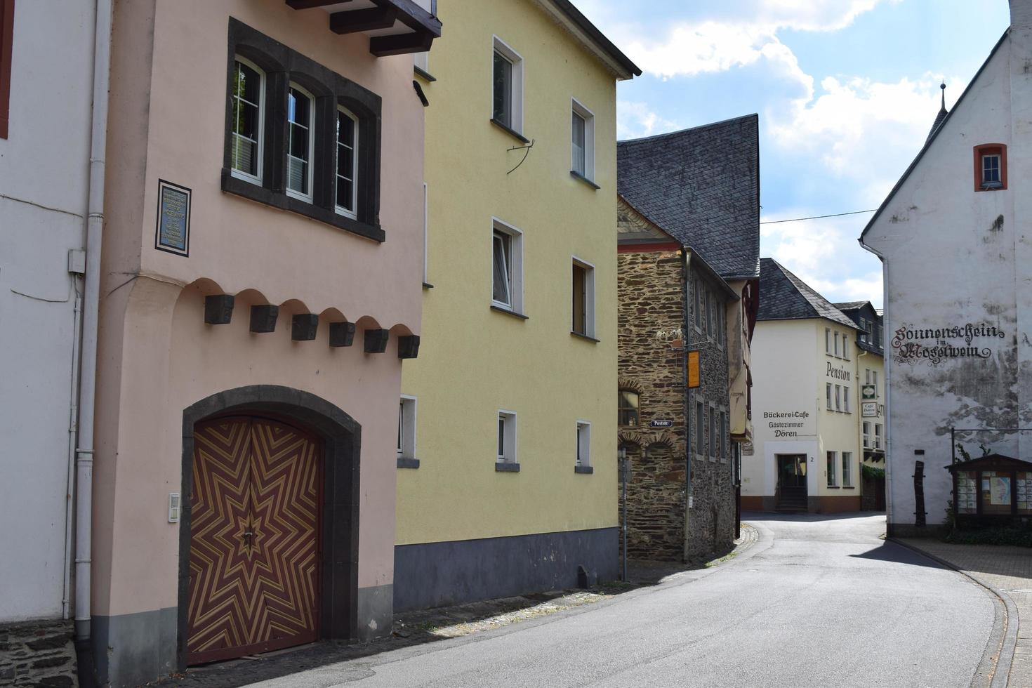 Bruttig Fankel, Germania, 2022 - principale strada con cantine e ristoranti foto