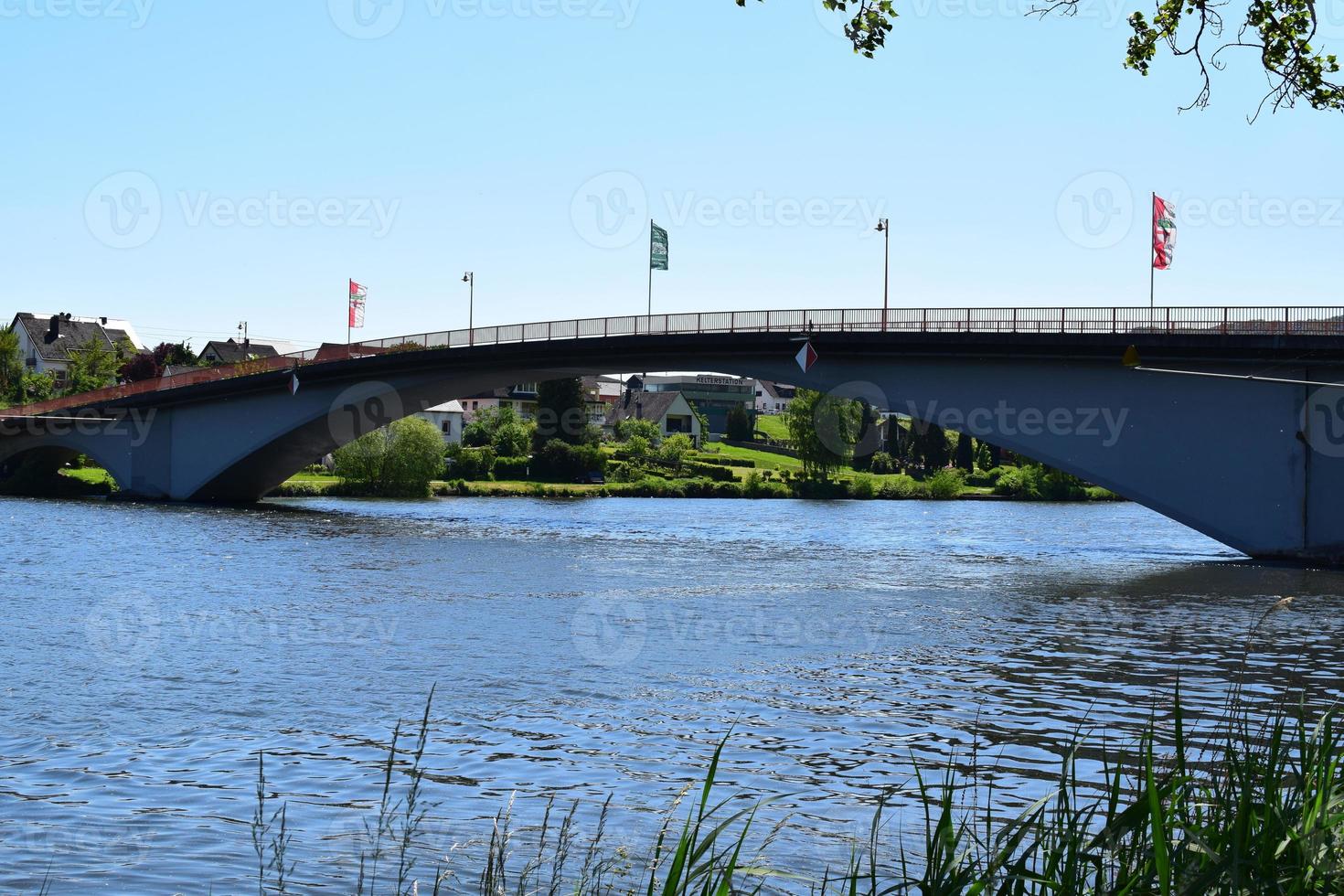 mosel ponte nel villaggio piesport foto