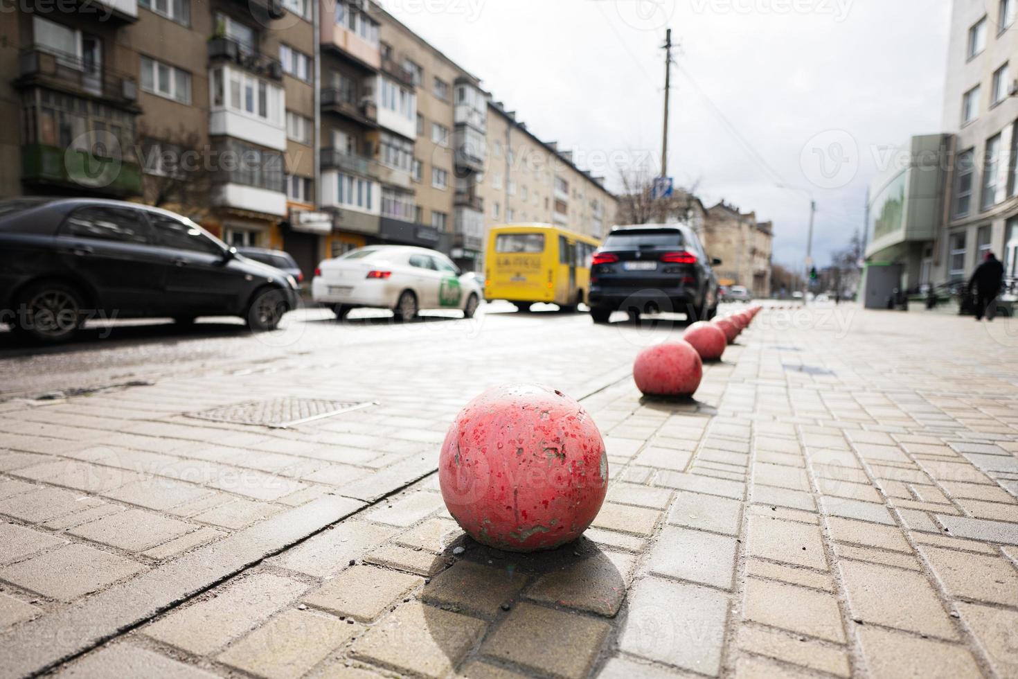 parcheggio limitatore il giro sfera. auto barriere, restrizione di traffico nel città. foto