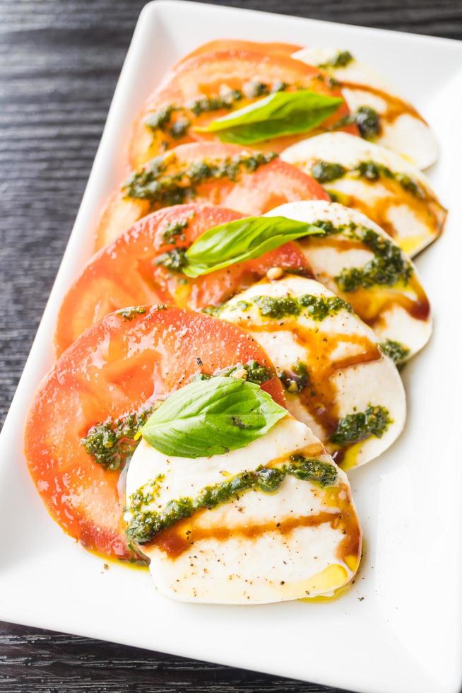 insalata di pomodoro e mozzarella nel piatto bianco foto