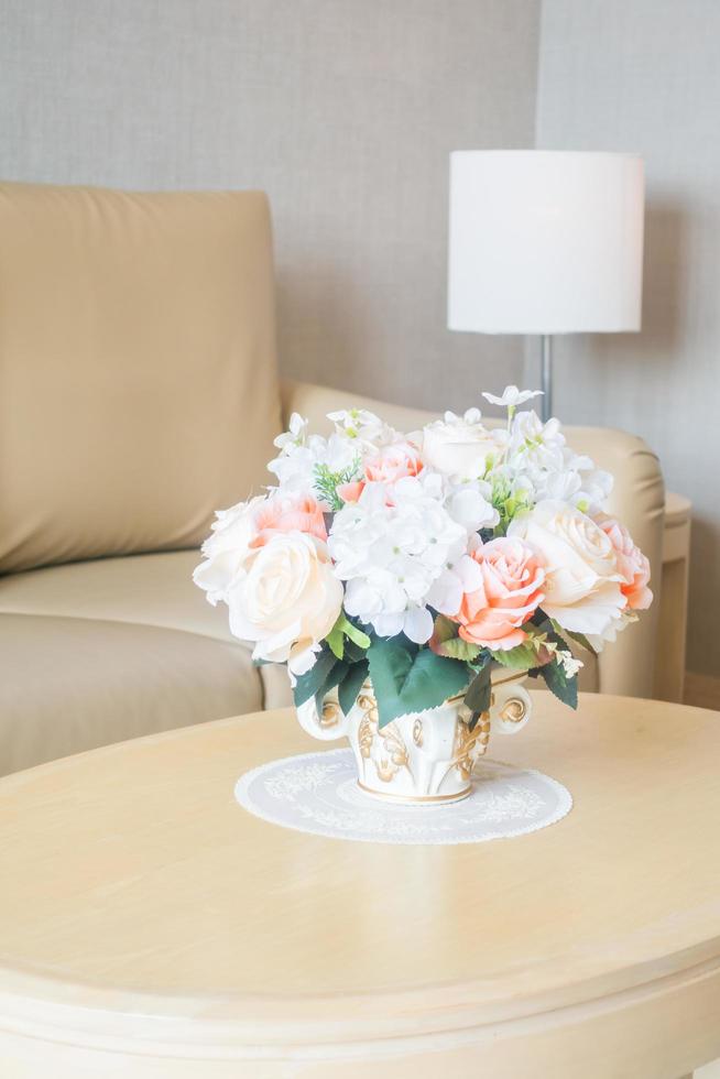 vaso di fiori sul tavolo foto