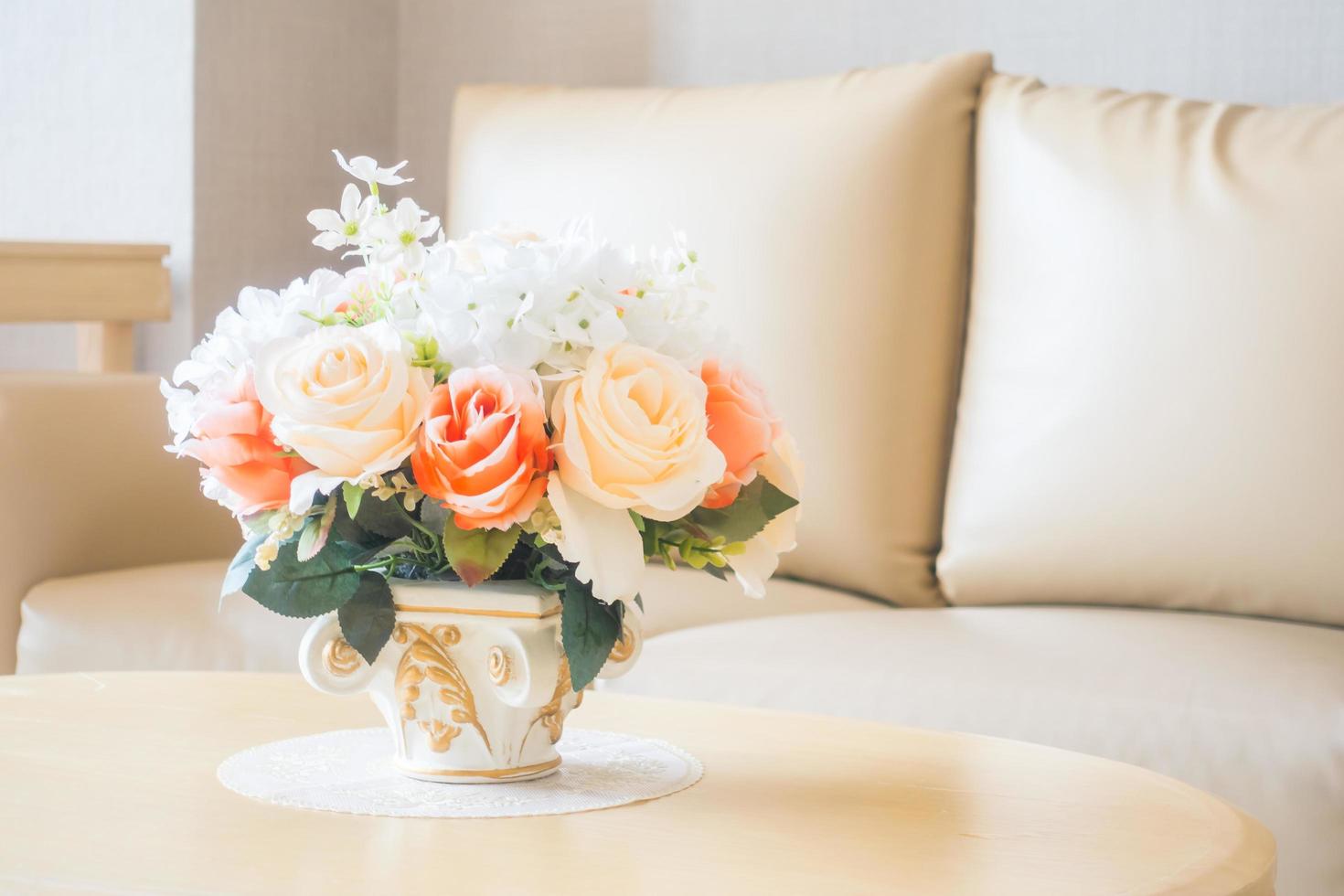 vaso di fiori sul tavolo foto