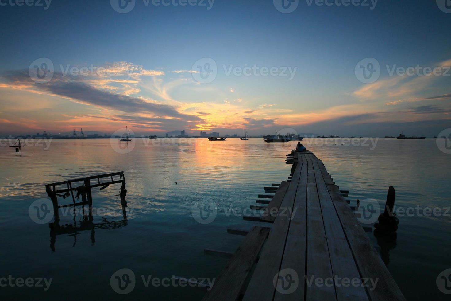 di legno ponte a abbronzatura molo, giorgio, penang, sud-est Asia foto