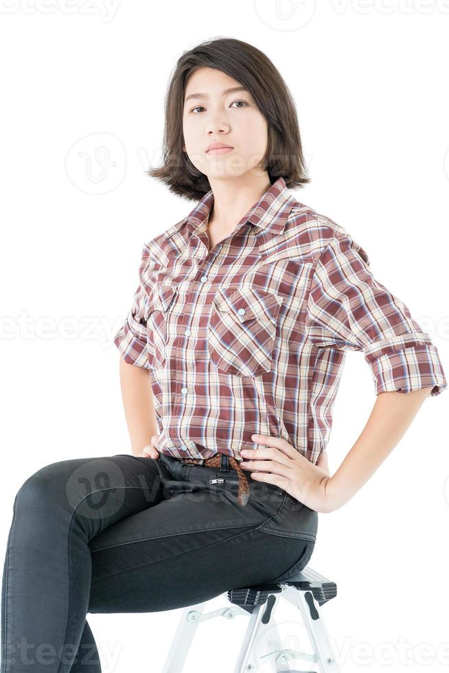 giovane donna nel un' plaid camicia in posa nel studio su bianca foto