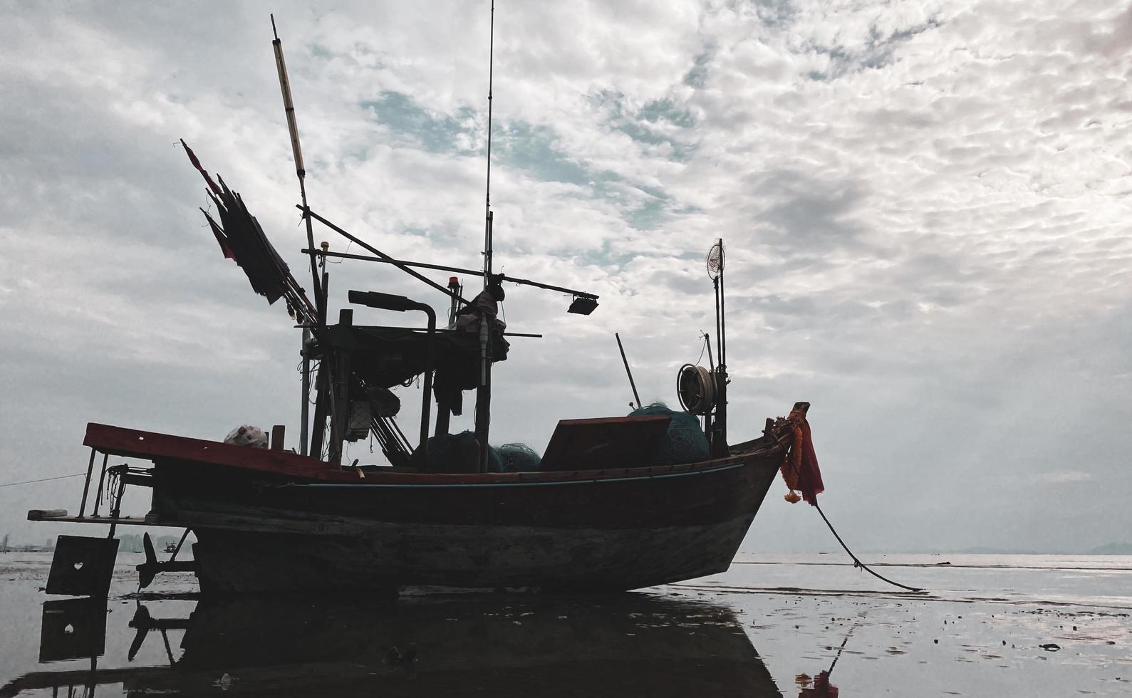 pesca Barche durante tramonto cielo a spiaggia paesaggio, pesca Barche durante un' Alba o tramonto, scintillante di il sole su il nuvole, il cielo e nuvole avere il energia per ispirare sentimenti di soggezione o Meraviglia foto