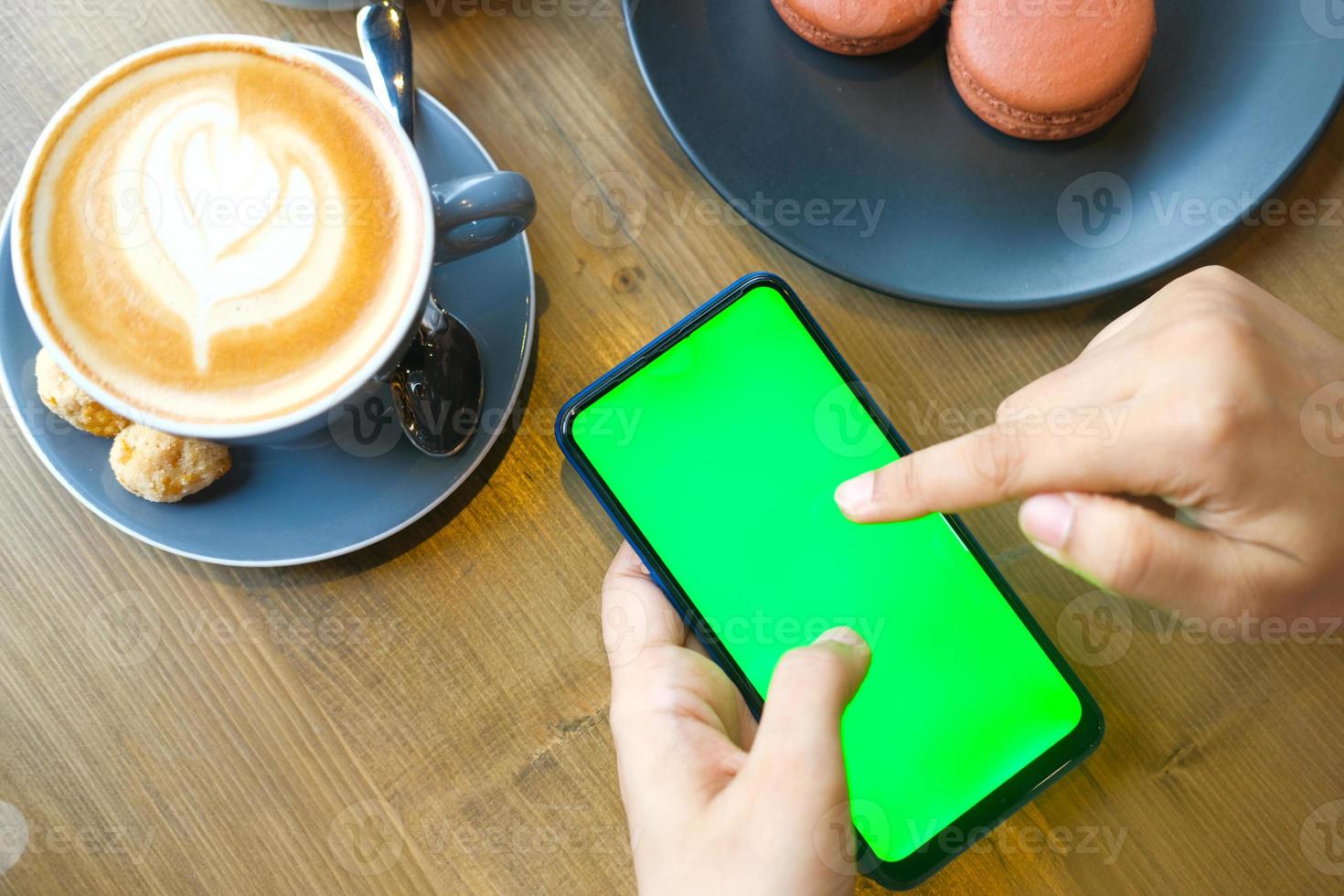 donna che utilizza smart phone in un caffè foto