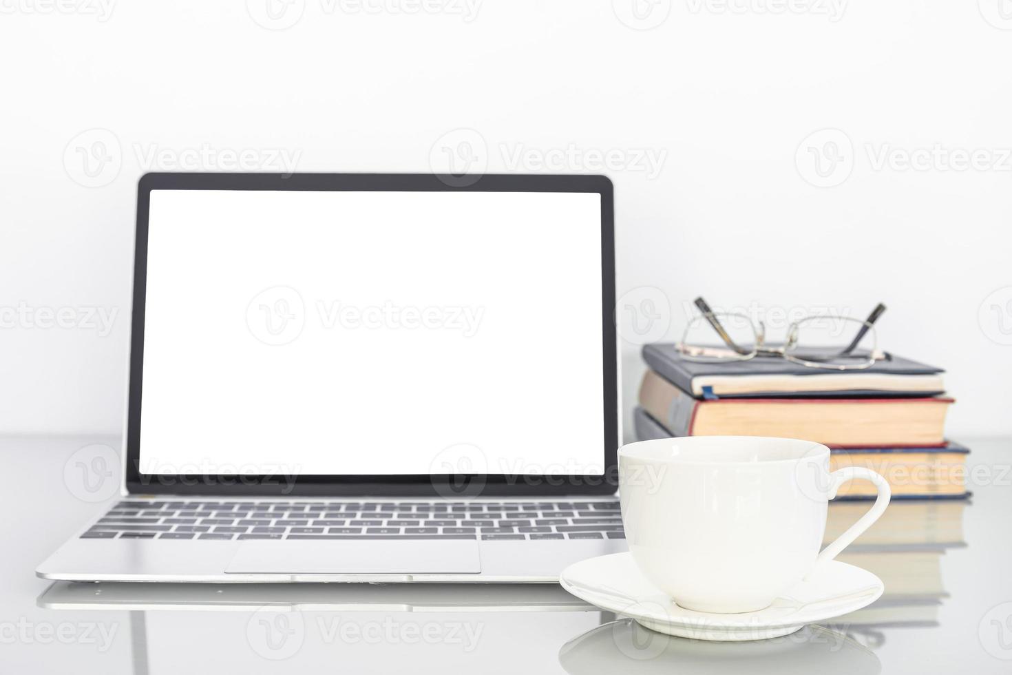 il computer portatile vuoto schermo modello e caffè tazza su tavolo foto