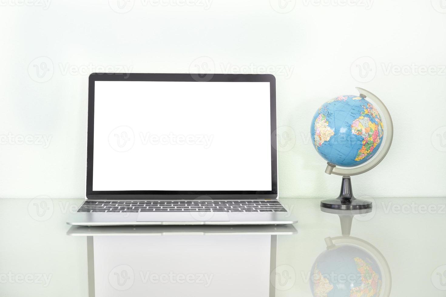 il computer portatile modello e simulato mondo su tavolo foto
