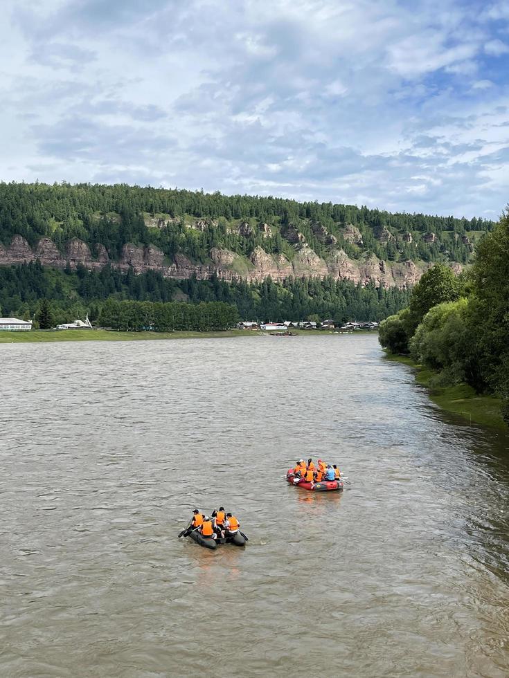 rafting su catamarani su il irkut fiume, Russia foto