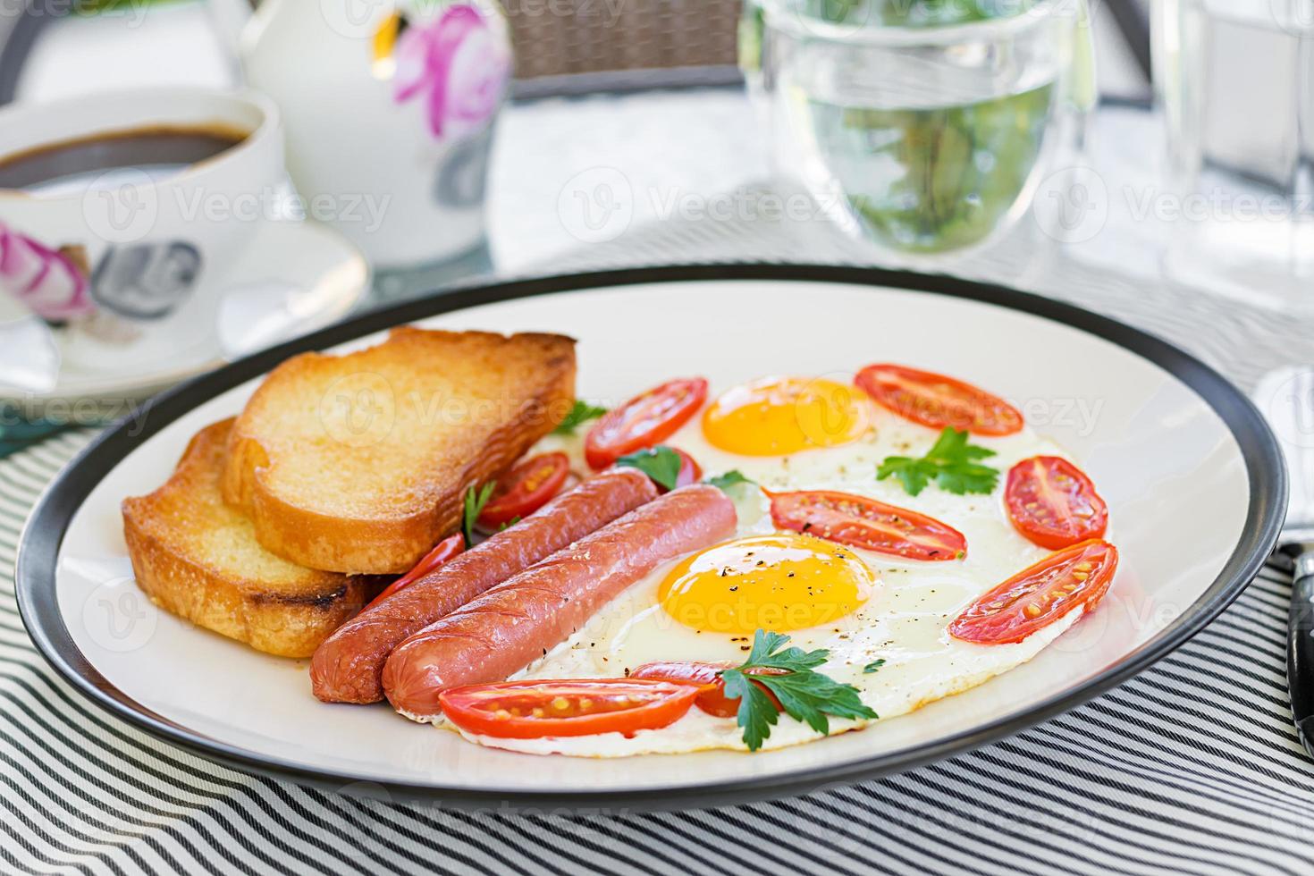 inglese prima colazione su estate terrazza foto