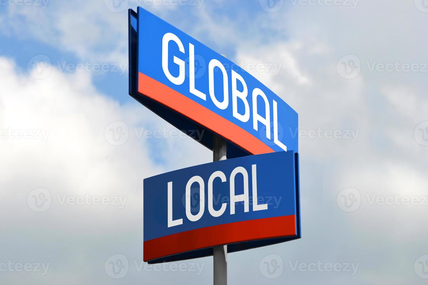globale e Locale strada cartello foto