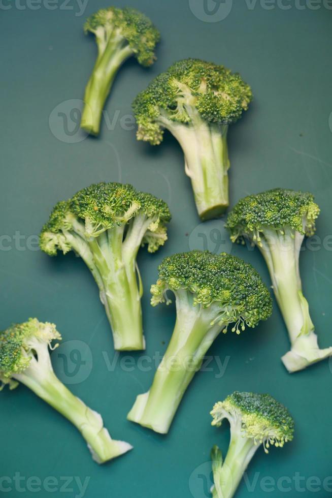 broccoli sciolti su sfondo verde scuro foto