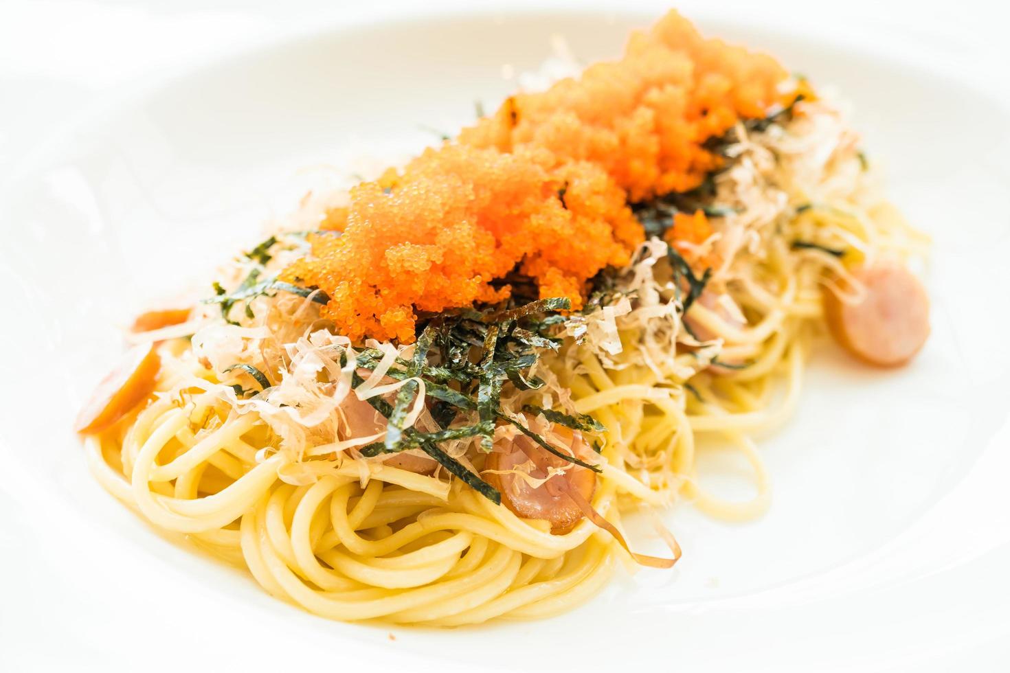 spaghetti con salsiccia, uovo di gamberetti, alghe, calamari secchi sopra foto