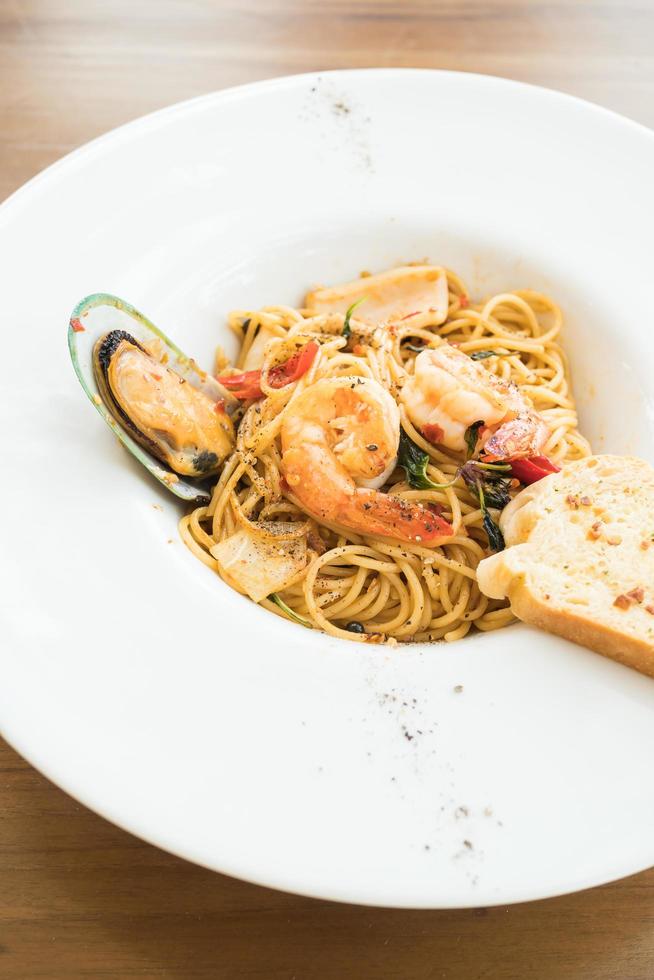 frutti di mare degli spaghetti in piatto bianco foto