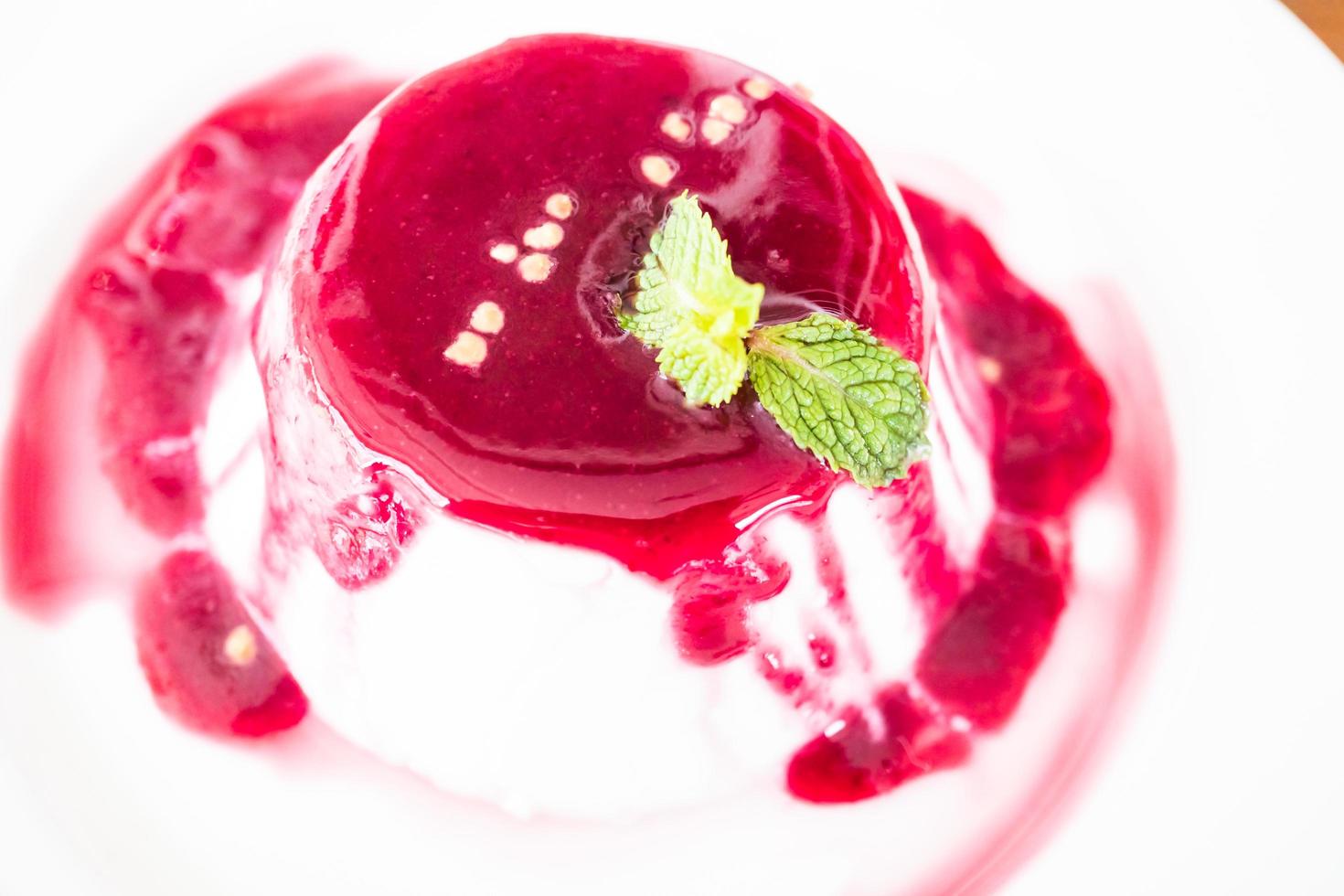 panna cotta ai frutti di bosco e frutta foto